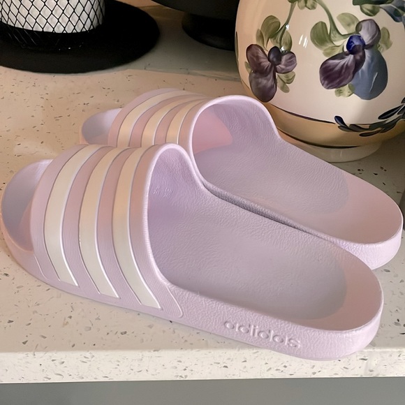 New Adidas Adilette Aqua Slides in lavender & three wht stripes, wm’s sz 9 - Picture 6 of 7